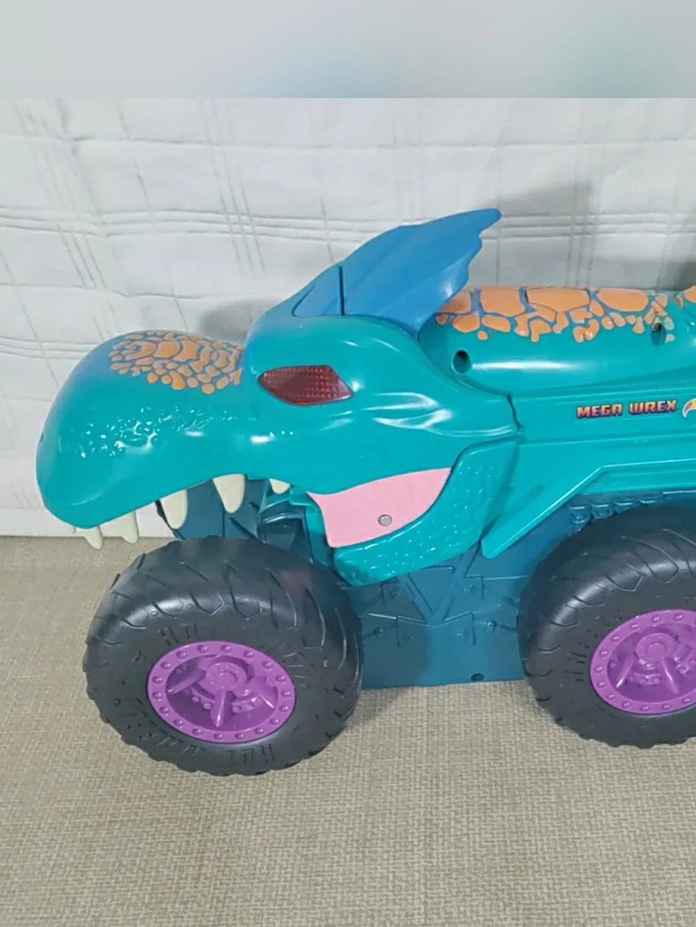 2020 Hot Wheels Monster Trucks Chompin Mega Wrex Jumbo Vehicle w/Lights & Sounds